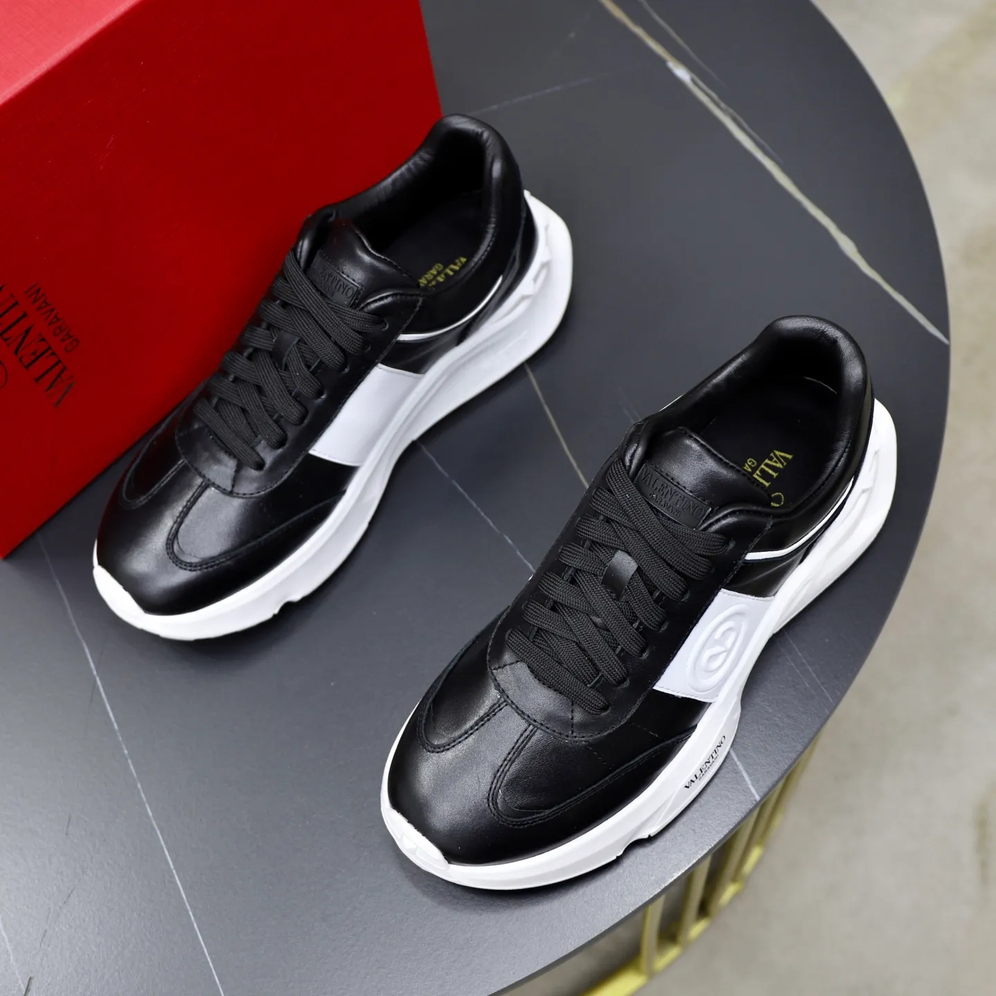 Ex-factory price: 420💰VALENTINO/Valentino Men's latest low-top thick-soled sports shoes are shipped. Made with heavy industry, men's fine casual sports shoes, versatile style. Original leather, rubber lines embellished with geometric segmented uppers, hand-sewn with precision, novel and fashionable style, rubber soles with rivet details on the front and back, VALENTINO GARAVANI LOGO printed on the side, and Valentino Garavani decorative inlay on the tongue. Logo, comfortable, breathable and durable on the feet! Comes with full original packaging! Code number: 38-39-40-41-42-43-44 (45 can be customized)
